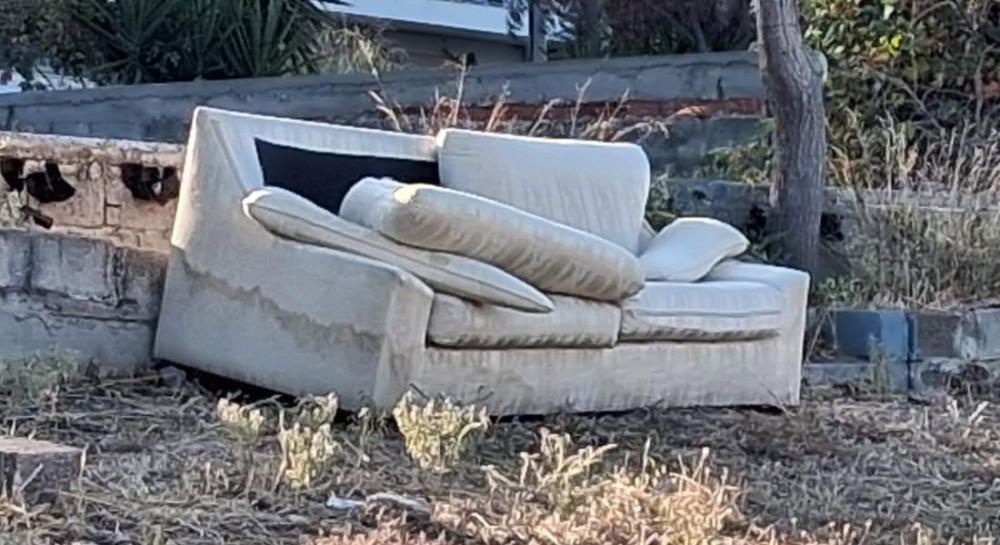 ΑΡΤΑΚΗ: Η παραλία απέκτησε ...καναπέ