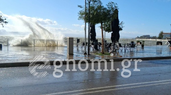 ΑΜΑΡΥΝΘΟΣ: Το κύμα της θάλασσας σκέπασε την παραλία