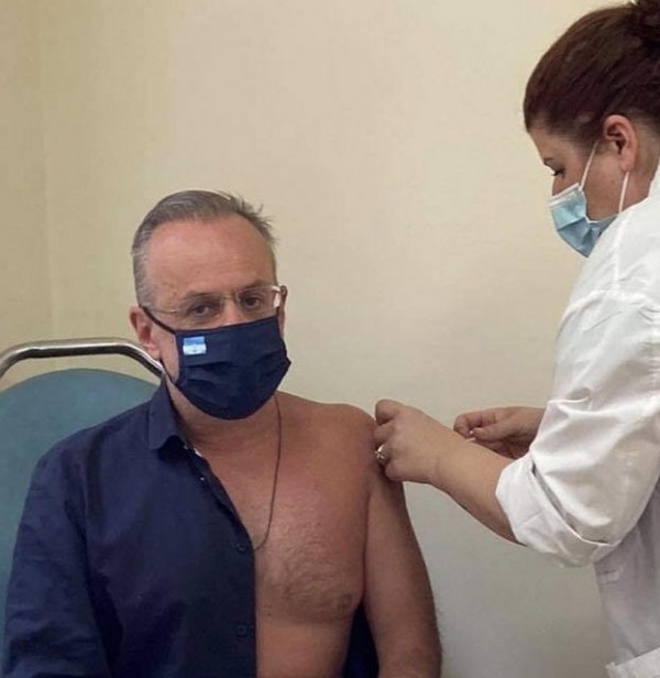 Γυμνόστηθος όπως ο Μητσοτάκης εμβολιάστηκε ο Θανάσης Ζεμπίλης (φωτό)