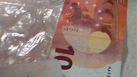 Μετανάστες στον Εβρο πήραν ξύλα για να ζεσταθούν και άφησαν 10 ευρώ με σημείωμα στον ιδιοκτήτη