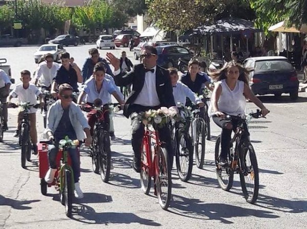 Γαμπρός πήγε στην εκκλησία με ... ποδηλατάδα