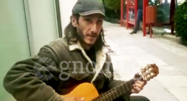 Ένας μουσικός του δρόμου αποκαλύπτεται (VIDEO)