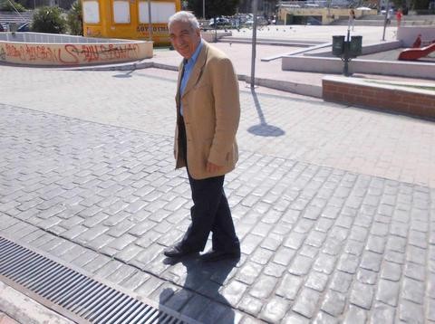 Πρώην κομμωτής, νυν έμπορος και πάντα ετοιμόλογος