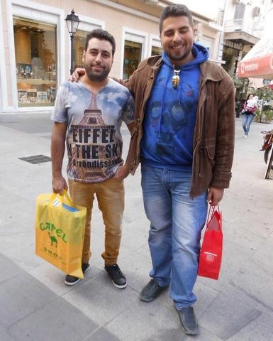 Φορτωμένοι με ψώνια ο Δημήτρης και ο Σταύρος