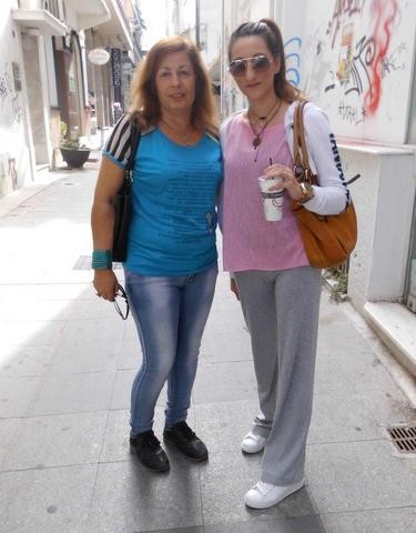 Πεθερά και μέλλουσα νύφη ψάχνουν μαζί για νυφικό