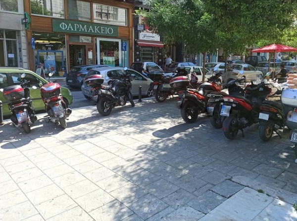 Μειώνονται κατά 50% τα πρόστιμα για παράνομη στάθμευση των δικύκλων