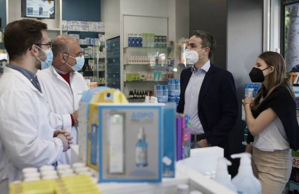 Self test: Ο Μητσοτάκης πήγε σε φαρμακείο με την κόρη του