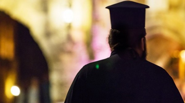 ΚΡΗΤΗ: Συνελήφθη ιερέας γιατί έγραψε ότι θα πρέπει να πυροβολούνται αδέσποτα σκυλιά και φιλόζωοι