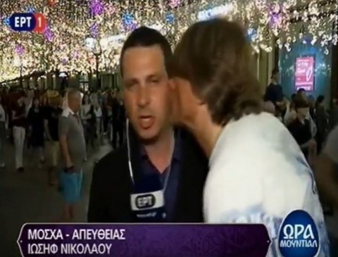 Γάλλος οπαδός έκανε ντου και φίλησε on air ρεπόρτερ της ΕΡΤ (VIDEO)