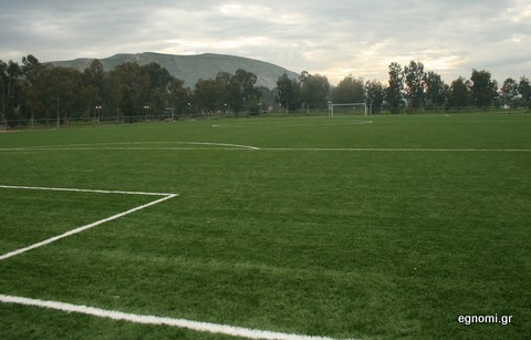 Εγκαινιάζουν τον χλοοτάπητα στο γήπεδο Μαντουδίου