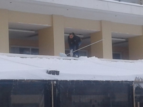 Ακροβάτης στις τέντες του Παλίρροια