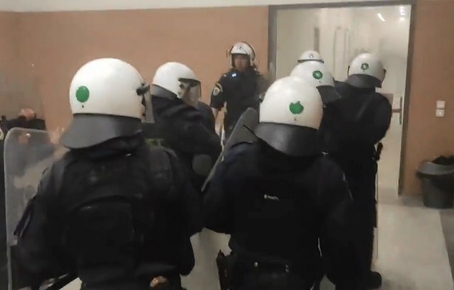 Επεισόδια με ΜΑΤ σε δίκη με κατηγορούμενο αστυνομικό σε υπόθεση μαστροπείας