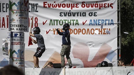ΠΑΝΕΛΛΑΔΙΚΗ  ΑΠΕΡΓΙΑ: Κουκουλοφόροι σε επεισόδια με διαδηλωτές