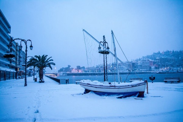 Φωτό γεμάτες χιόνι από την παραλία Χαλκίδας και την πλαζ Παπαθανασίου