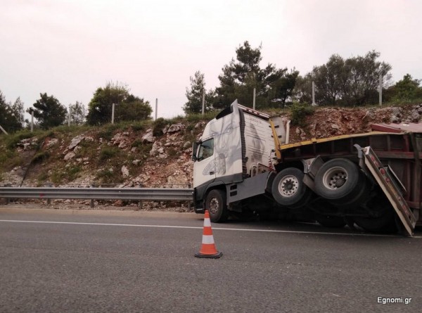 ΕΘΝΙΚΗ ΟΔΟΣ: Νταλίκα ντελαμπάρισε στην ΕΟ Αθηνών - Λαμίας