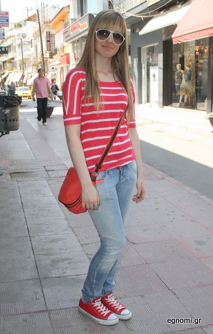 Στα ερυθρόλευκα ντυμένη η Μαίρη