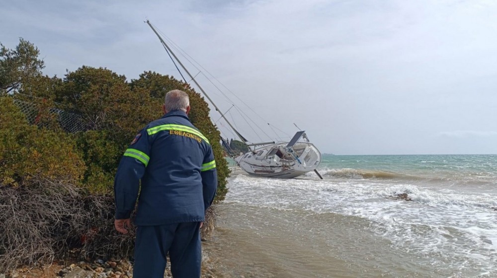 ΕΡΕΤΡΙΑ: Ιστιοφόρο βγήκε στη στεριά - Έσπασε η δέστρα και έμεινε ακυβέρνητο στη θάλασσα