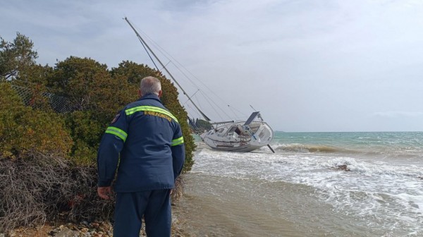 ΕΡΕΤΡΙΑ: Ιστιοφόρο βγήκε στη στεριά - Έσπασε η δέστρα και έμεινε ακυβέρνητο στη θάλασσα