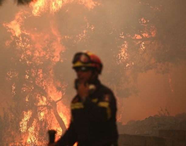 ΦΟΝΙΚΕΣ ΠΥΡΚΑΓΙΕΣ ΑΤΤΙΚΗ: Ανάμεσα στα θύματα και το 6 μηνών βρέφος πυροσβέστη - Πέθανε όσο εκείνος έδινε μάχη με τις φλόγες