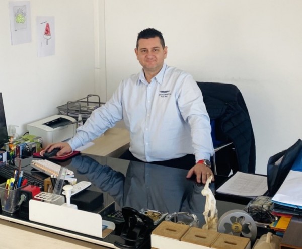 ΠΑΝΑΓΙΩΤΗΣ ΠΑΠΟΥΤΣΗΣ: Πάει δέματα παντού και χτυπάει τις τιμές