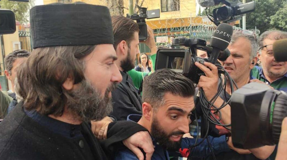 Κιβωτός του Κόσμου: Με μακριά μαλλιά εμφανίστηκε στα δικαστήρια ο πατέρας Αντώνιος