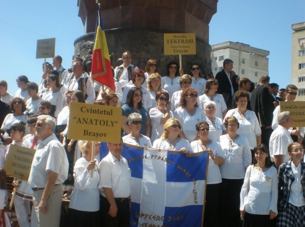 Οι γυναίκες των Ψαχνών τραγούδησαν στη Ρουμανία