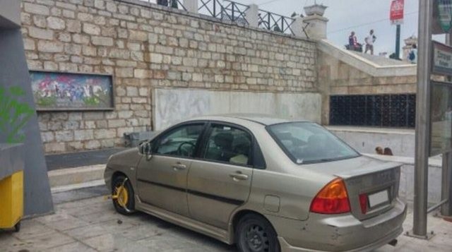 «Ελληνάρας» πάρκαρε στην είσοδο του Μετρό