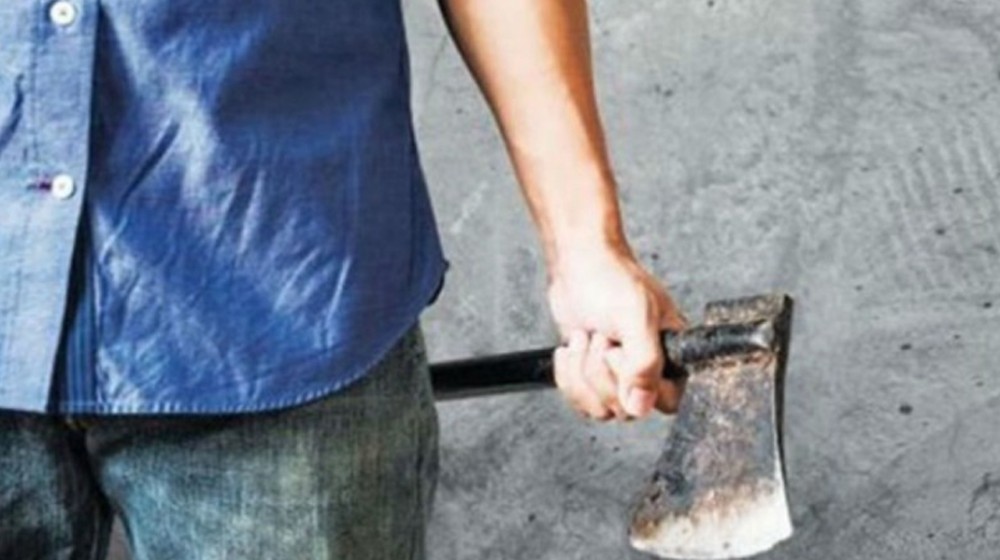 41χρονος κυνηγούσε στον δρόμο με τσεκούρι την 37 σύζυγο του ξαδέλφου του (VIDEO)