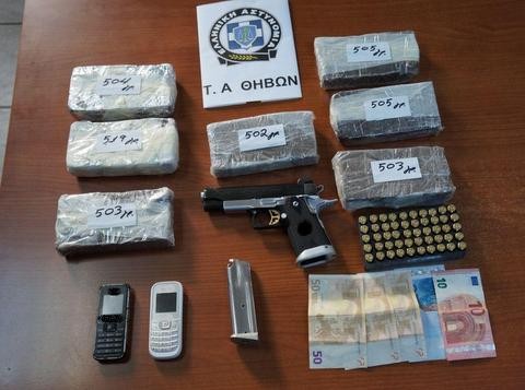Είχε πιστόλι, φυσίγγια, κοσμήματα, λεφτά και πολυτελές αυτοκίνητο