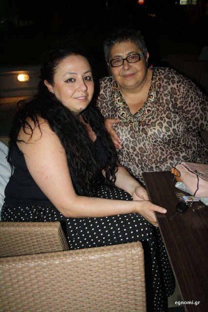 Με τη μαμά της για ποτό