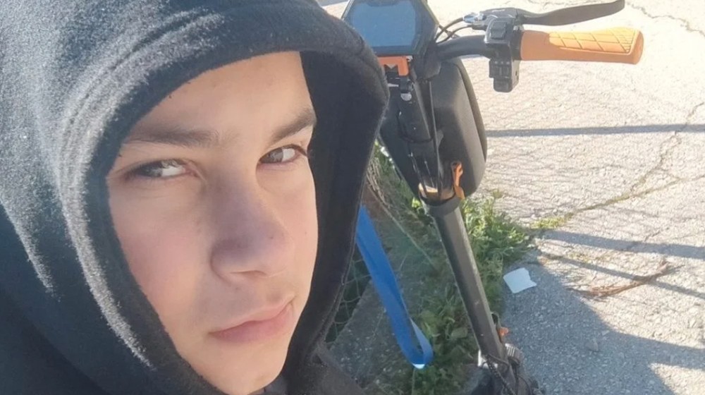 Με λευκά μπαλόνια το τελευταίο αντίο στον 13χρονο Κωνσταντίνο που σκοτώθηκε σε τροχαίο με πατίνι