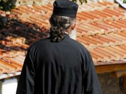 Κλήθηκε σε απολογία από την Εκκλησία ο παπάς που καλλιεργούσε χασίς