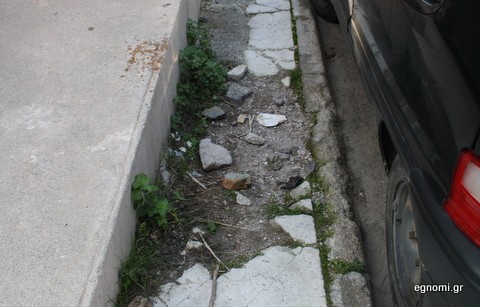 Μαντάρα το πεζοδρόμιο στην οδό Σαμαρτζή