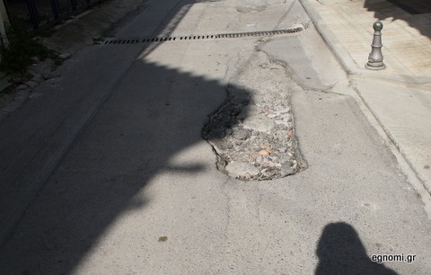 Παραμένει η λακούβα-χαντάκι στην οδό Τομαρά