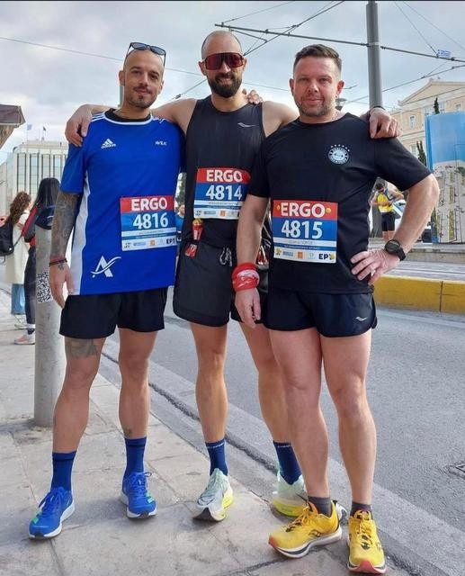 Έτρεξαν στη μνήμη του Μίκη Θεοδωράκη