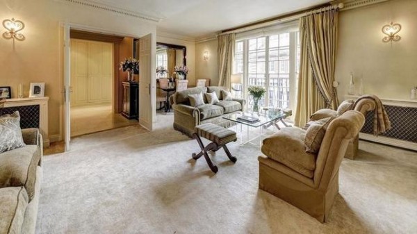 Στο σφυρί η φωλιά Ωνάση-Τζάκι