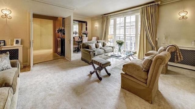 Στο σφυρί η φωλιά Ωνάση-Τζάκι