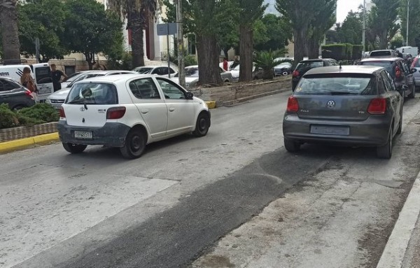 ΧΑΛΚΙΔΑ: Μία παράνομη στάθμευση σε διάβαση ΑΜΕΑ προκάλεσε πολλές κλήσεις για παράνομη στάθμευση και αφαίρεση πινακίδων