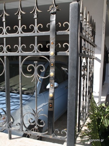 Η ζώνη στο κάγκελο!