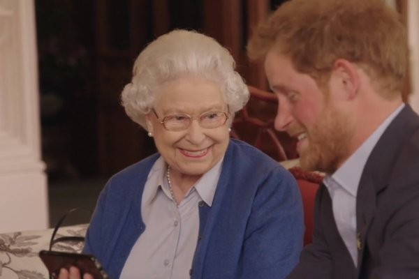 Boom. Really? Η φλεγματική απάντηση της Βασίλισσας στο ζεύγος Ομπάμα! (video)