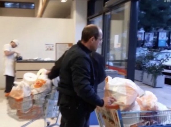 Τι απαντά ο Παπαδημούλης για τα γεμάτα καρότσια σε σούπερ μάρκετ (VIDEO)