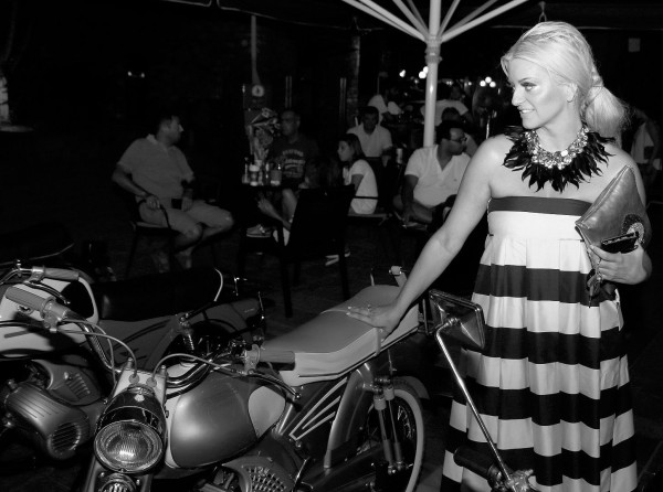 Σαν μοντέλο δίπλα στην...κούκλα!