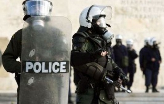 Καταδρομική επιχείρηση από τα ΜΑΤ σε εργοστάσιο στη Ριτσώνα