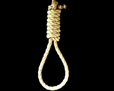 Βρήκε το γιο της κρεμασμένο στο δωμάτιο!