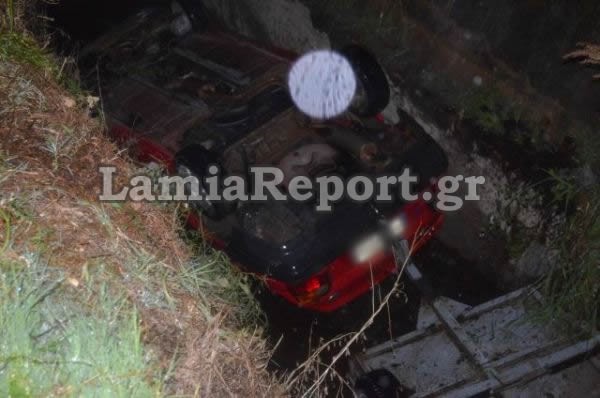 Τετραμελής οικογένεια έπεσε σε χαντάχι 4 μέτρων με ΙΧ!