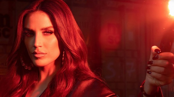 Η Ιουλία Καλλιμάνη είναι κόντρα παιδί: Κυκλοφόρησε το νέο τραγούδι της