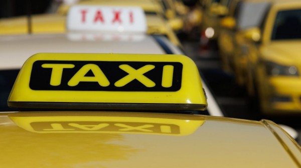 Ταξί: Καμπάνα 1.000 ευρώ σε όσους οδηγούς δεν έχουν το ειδικό αυτοκόλλητο για την πληρωμή με POS