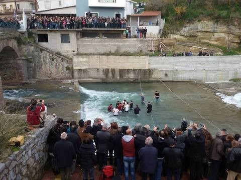 ΜΟΝΟΔΡΙ: Πάνω από 10 κολυμβητές έδωσαν μάχη για το σταυρό στο ποτάμι