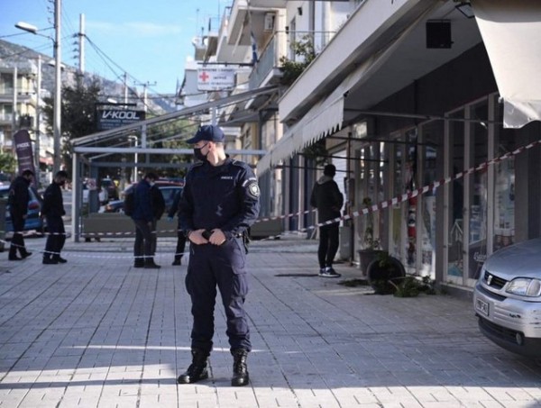 Έγκλημα στη Γλυφάδα: Σε κατάσταση σοκ η σύντροφος του θύματος που δολοφονήθηκε από το γιο της