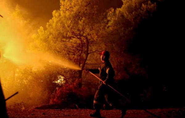 ΜΑΡΜΑΡΙ: Άρπαξε φωτιά σε ξερόχορτα κοντά σε σπίτια